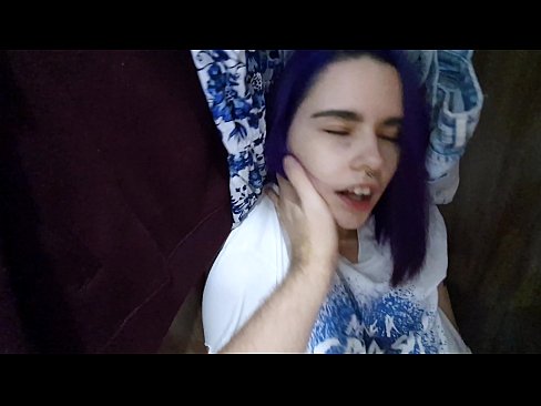 ❤️ Олоод миний эгч нь шүүгээний болон тусалсан түүний булэг ❤ Порно видео манайд ❤