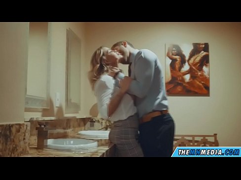❤️ Том биетэй шаргал үст таныг нийтийн бие засах газар уруу татах үед ❤ Порно видео манайд ❤
